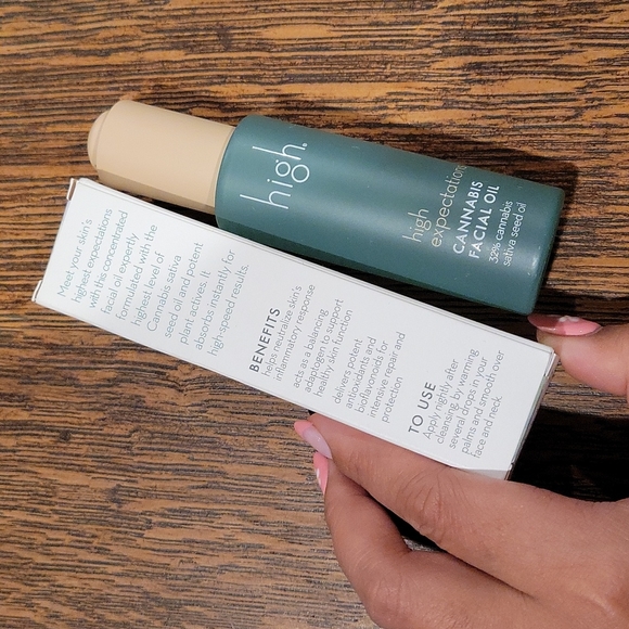 High Beauty Cannabis Facial Oil - Picture 3 of 4